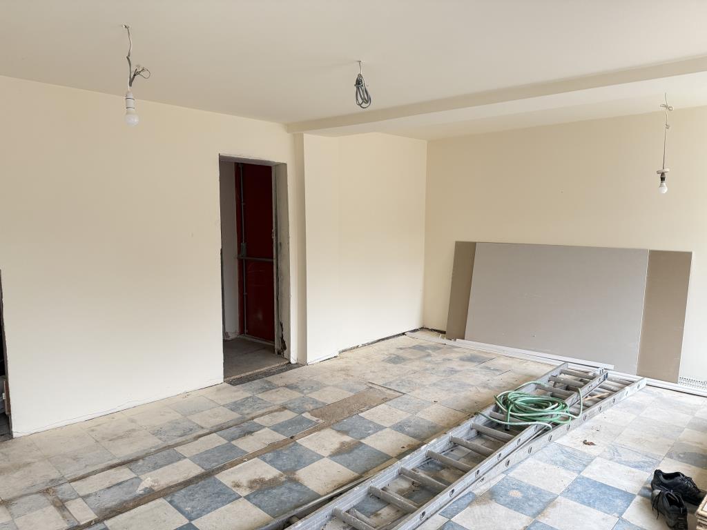 Lot: 162 - FREEHOLD TAKEAWAY UNIT WITH TWO-BEDROOM LIVING ACCOMMODATION - Customer service area of take away unit